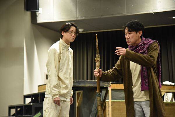 三浦涼介&岡本圭人 美しさと高潔さにあふれるオイディプス王とクレオンを熱演 『オイディプス王』稽古場レポート