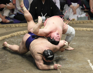 宇良が珍手・伝え反りで勝利　今年初場所でも同じ相手の高安に決める