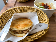 肉々しさ満点！ 日本初上陸の中華バーガー専門店『秦妃ROUGAMO』で名物料理「ローガモ」を食べてきた