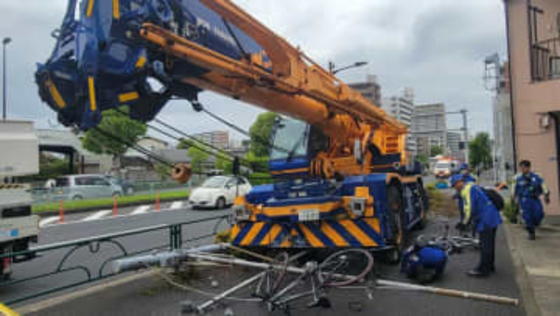 葛飾 クレーン車が歩道に突っ込む