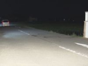 1人は車いすに乗り…後ろから来た車に親子とみられる2人がはねられ40代女性が死亡 車いすの80代女性は軽傷