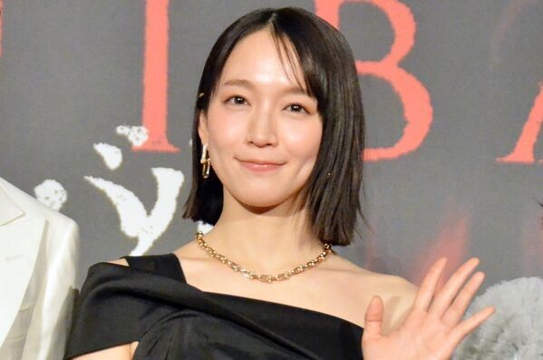 吉岡里帆、肩出しドレス姿で魅了 『ガンニバル』出演「誇らしい」