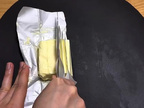銀紙で包まれたバターを包丁で？　意外な裏技に「これは衝撃」「やってみます！」