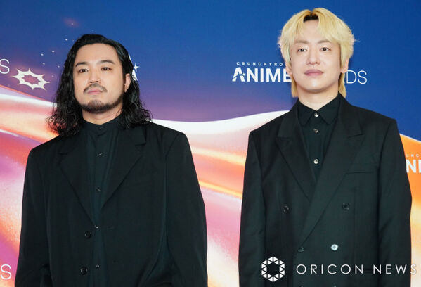 アニメの祭典『クランチロール・アニメアワード2025』オレンジカーペットに登場した、Creepy Nutsの(左から)R-指定、DJ松永 (C)ORICON NewS inc.